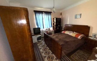 Casă cu arhitectură pragmatică în zona Port - Poză 4