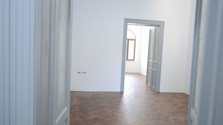 Apartament renovat in zona centrala - Poză 3