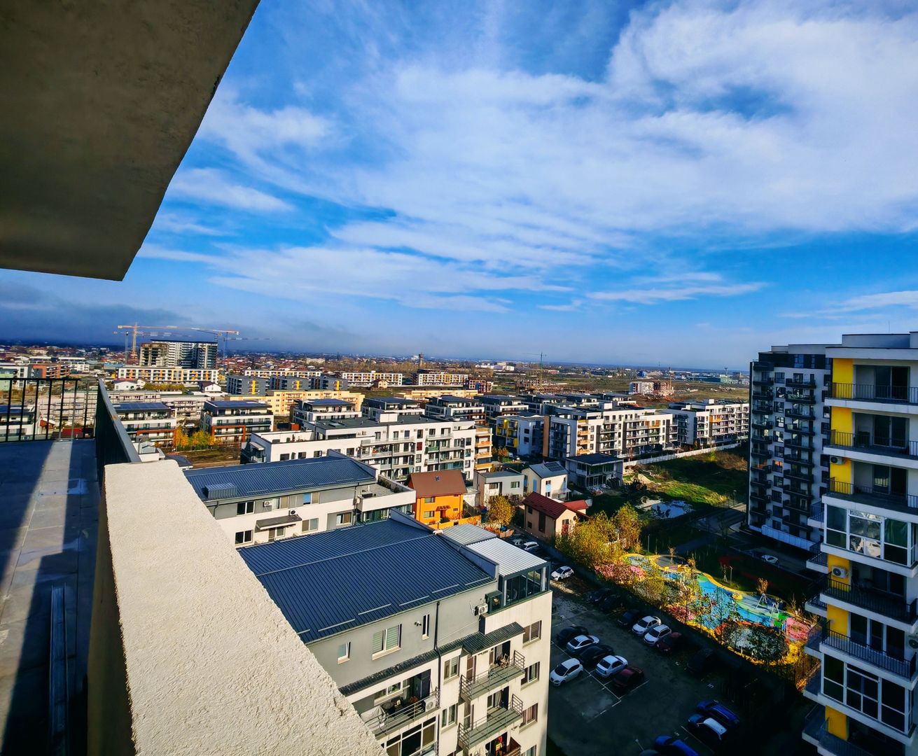 Apartament 2 camere decomandat,TERASA  130 mp, Vedere SUPERBA,PARCARE - Poză 2