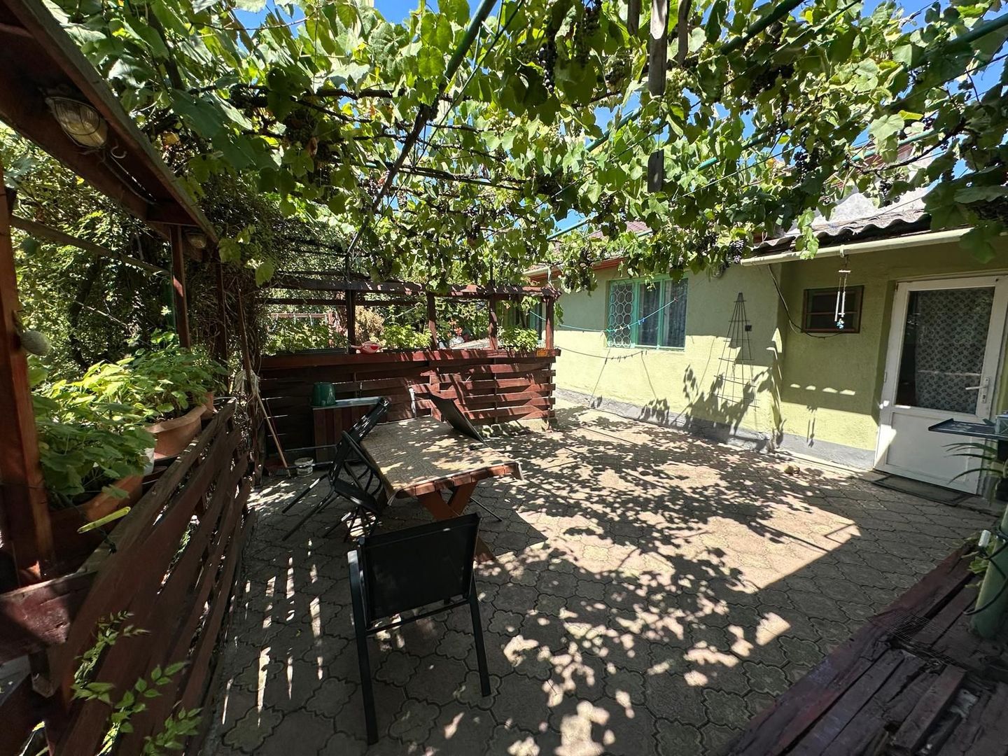 Casa cu teren 1394 mp - Poză 1