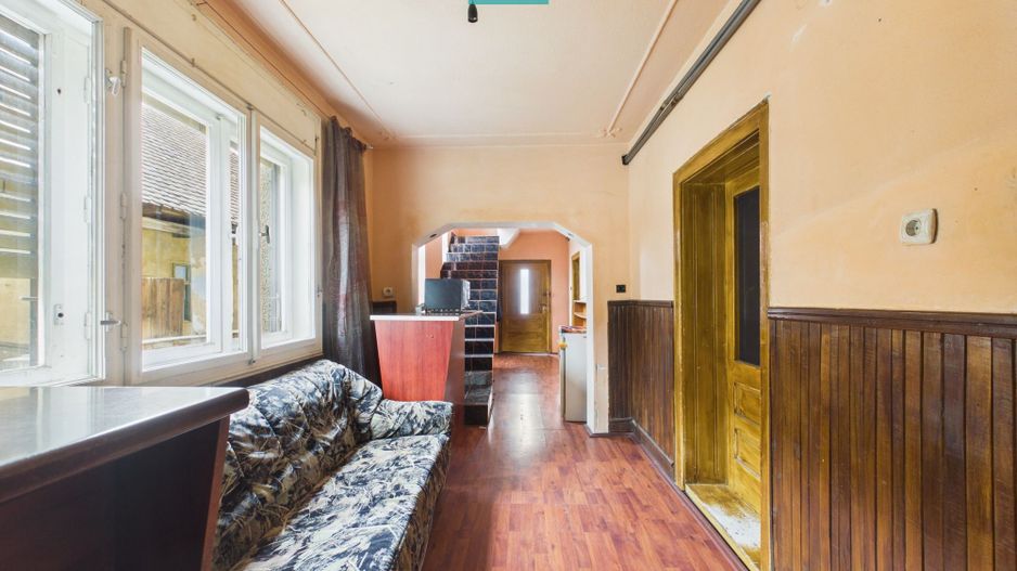 Casă P+M cu grădină generoasă în Ineu - Poză 18