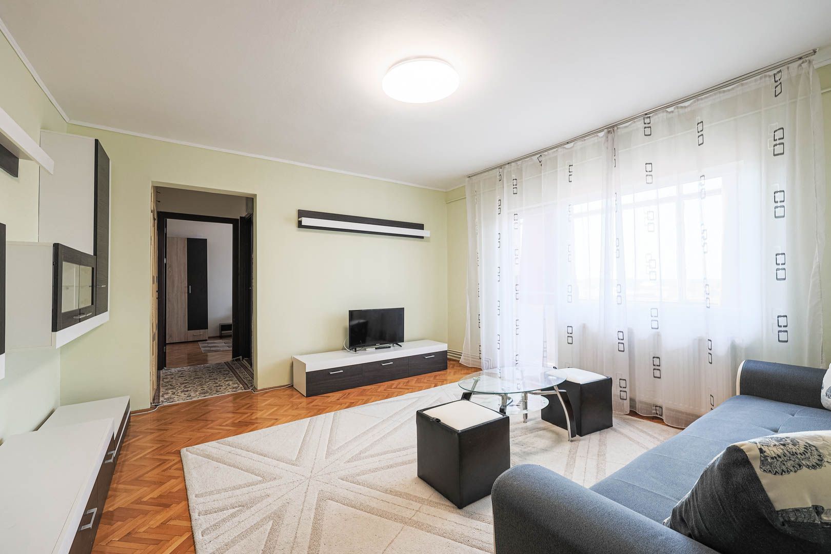 Proprietate rezervată Apartament cu 2 camere la cheie, situat central - Poză 2