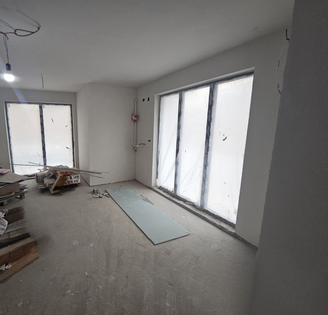 Spatiu comercial stradal + 4 locuri de parcare - Poză 5