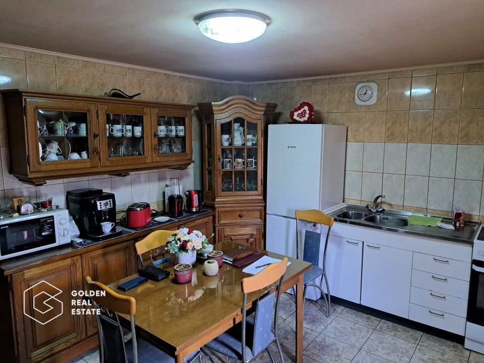 Casa mare cu 2 spatii comerciale, in Faget - Poză 4