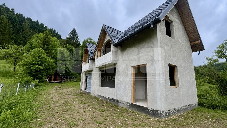 CASA LA ROSU | 12 ARI | SUCEVITA | LANGA PADURE - Poză 1