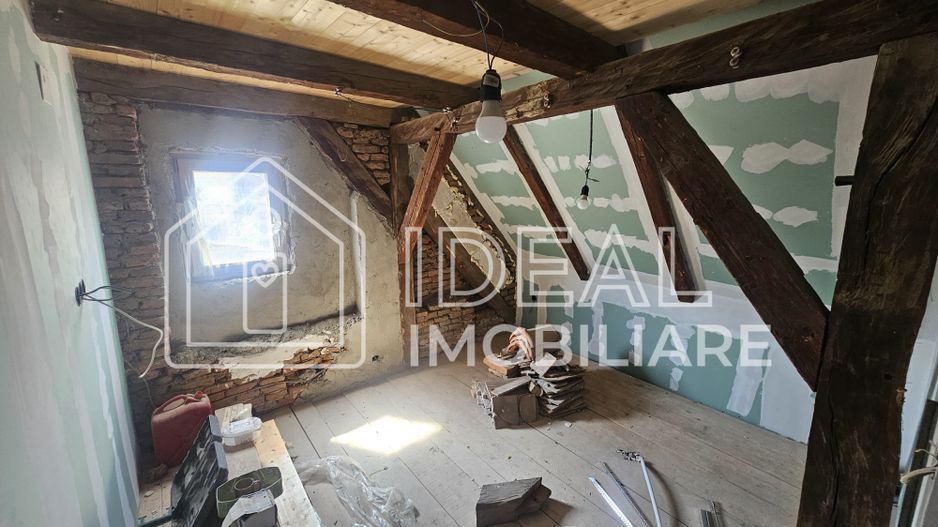 Casă veche, solidă, cu 4 camere, pivniță boltită și 4 băi – zonă centrală - Poză 4