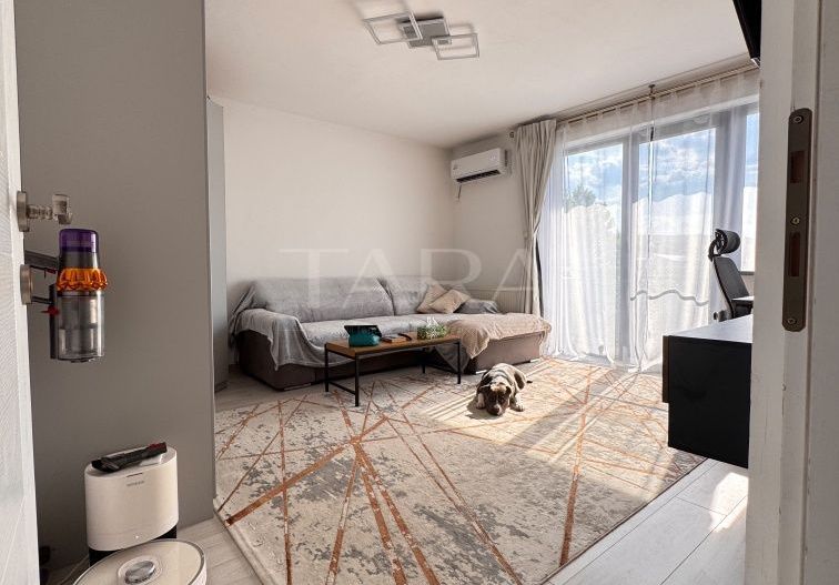 Apartament decomandat, renovat complet, mobilat, parcare inclusă. - Poză 2