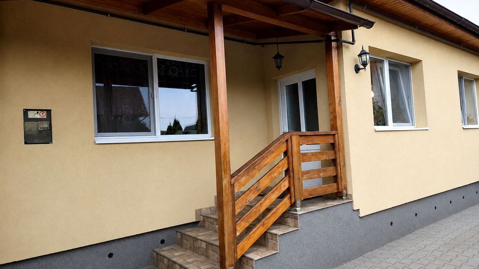 Proprietate cu două locuințe, garaj încălzit, foișor, 600 mp in Ernei - Poză 9