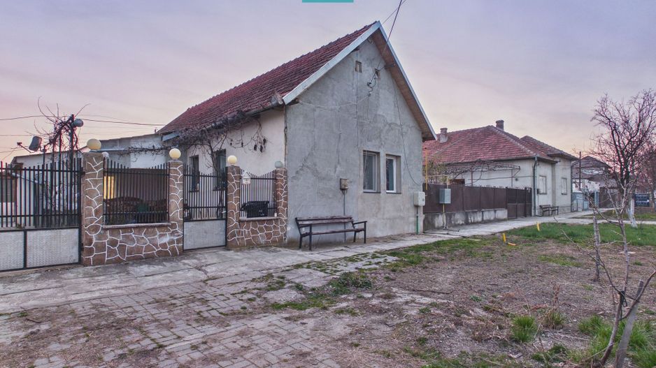 Casă cu 3 camere și teren de 700 mp în Cermei - Poză 1