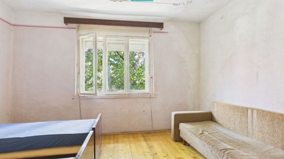 Casă cu 4 camere și teren de 4227mp în Curtici - Poză 13