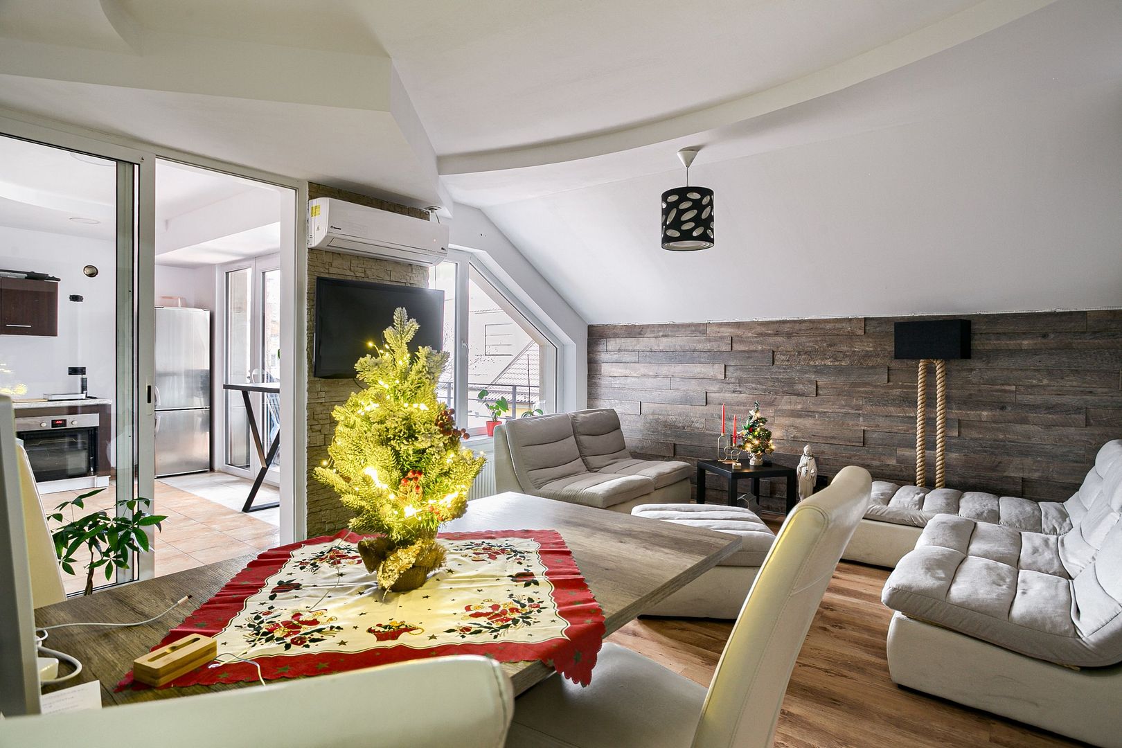 PROPRIETATE VÂNDUTĂ Apartament tip Penthouse în spate la Ziridava - Poză 1