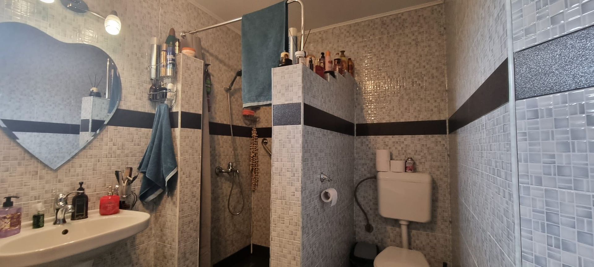 Parter cu structură pentru etaj, curte amenajată și organizare impeca - Poză 34