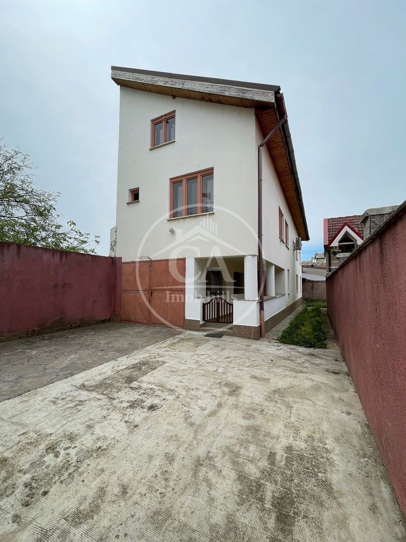 Casa de vânzare cu 8 camere de tip P+E+M in zona Rogerius, Oradea - Poză 2