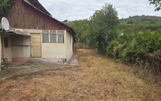 Casă bătrânească+Teren intravilan de vânzare(1970mp) la 20min de Bacău
