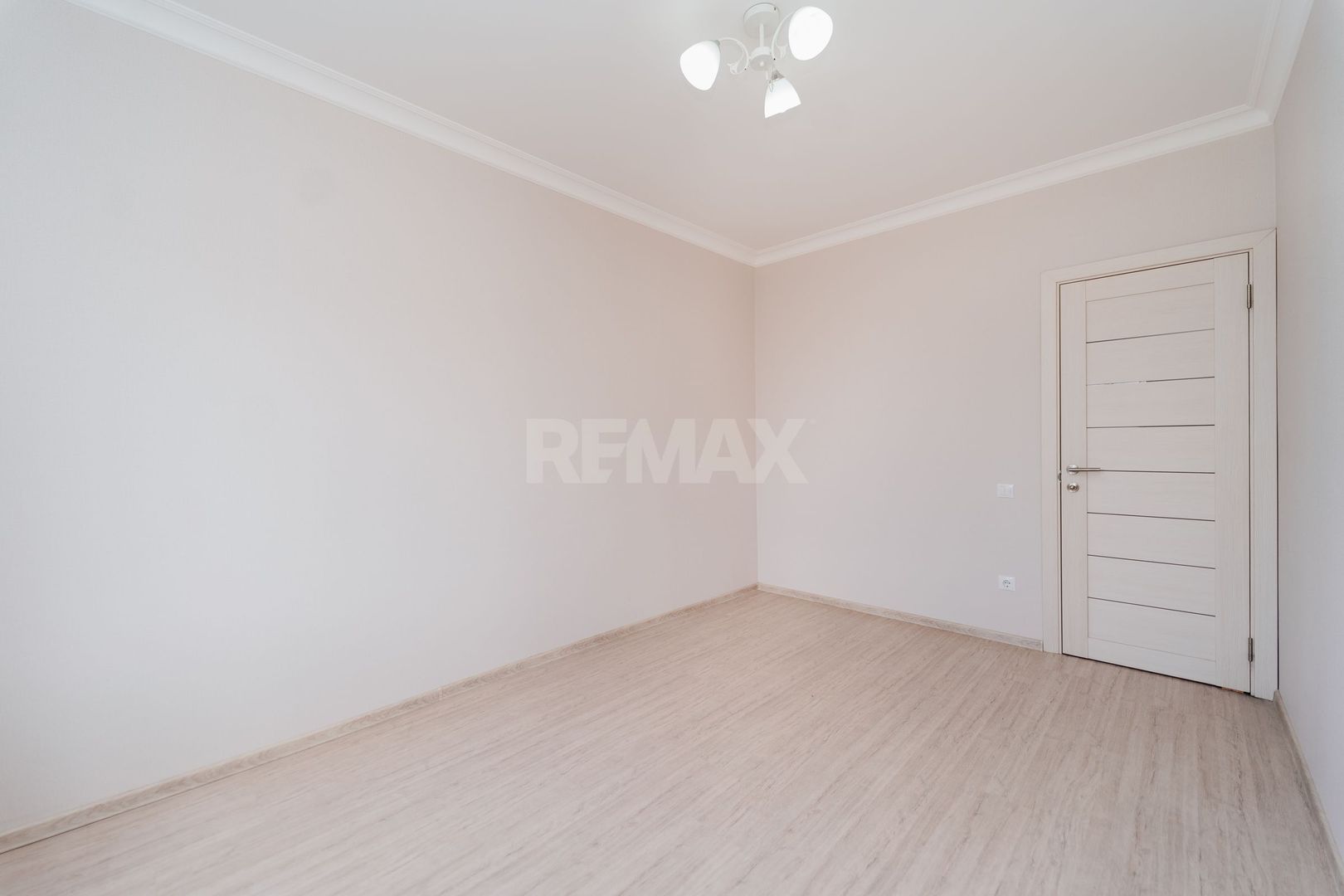 De vinzare Apartament 2 camere si balcon + living cu logie - Poză 10