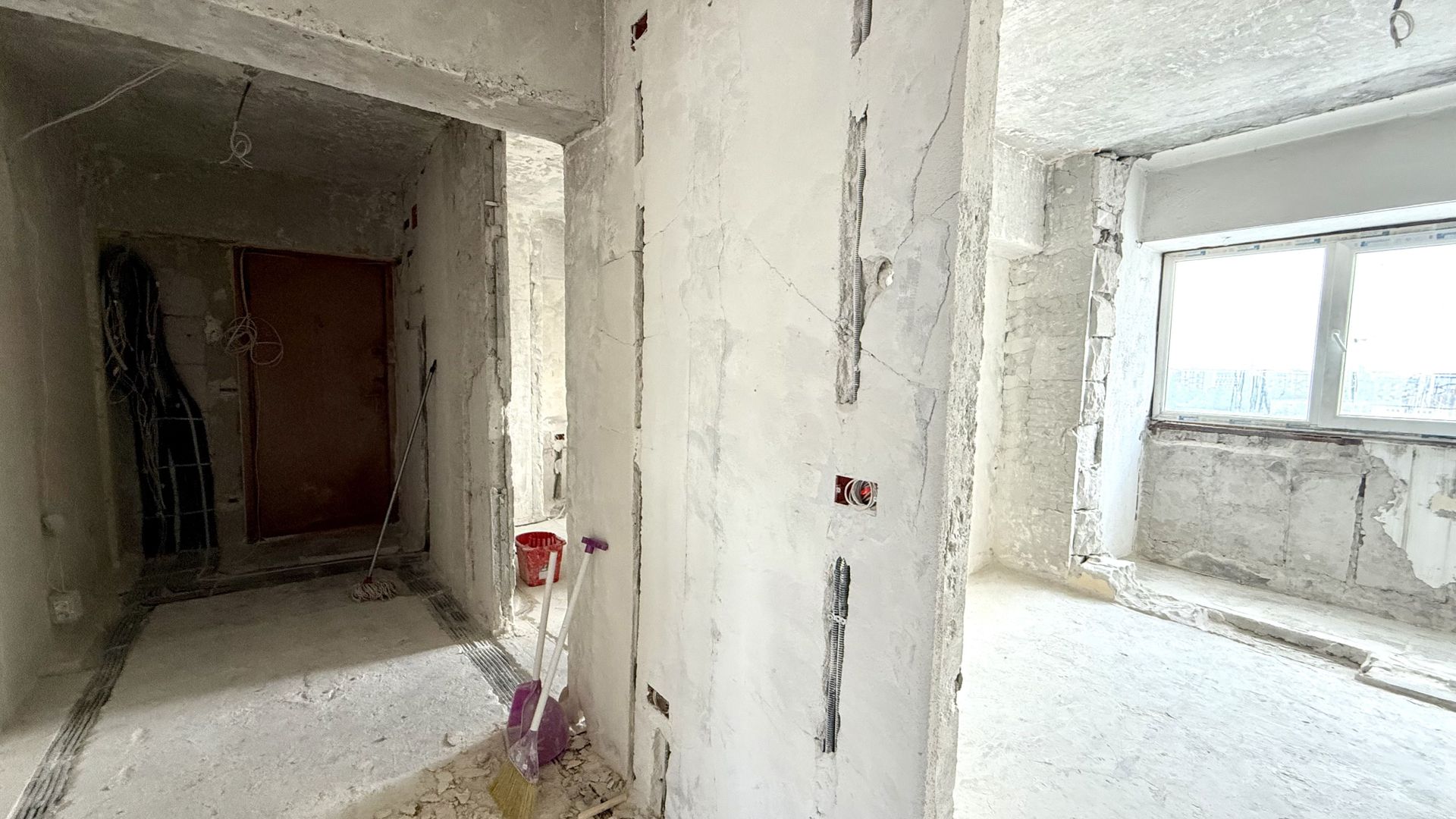 APARTAMENT SPATIOS CU VEDERE PE 2 PARTI - Poză 4