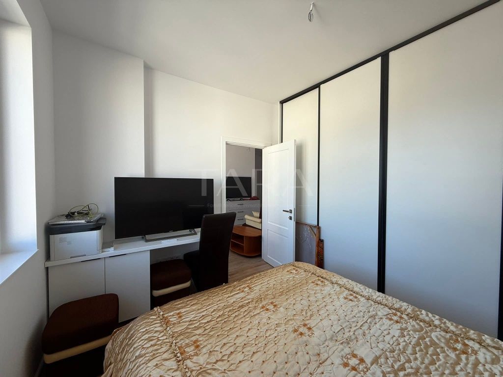 2 camere, complet mobilat – cu parcare inclusă, în zona Florilor. - Poză 3