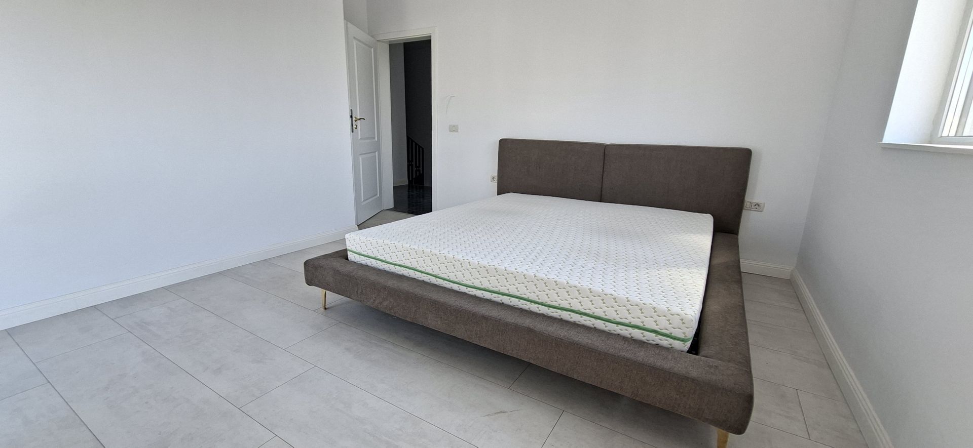 Duplex spatios cu garaj si pereti dublii - Poză 13