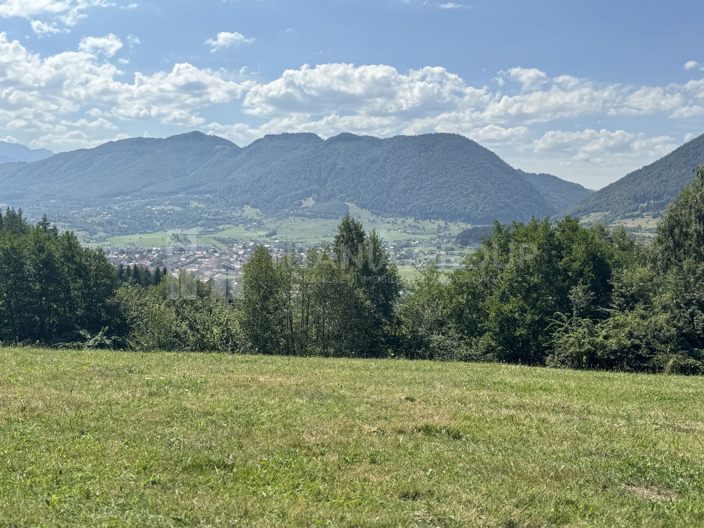 Platou montan, 6631 mp intravilan, electricitate,  langa pădure - Poză 1