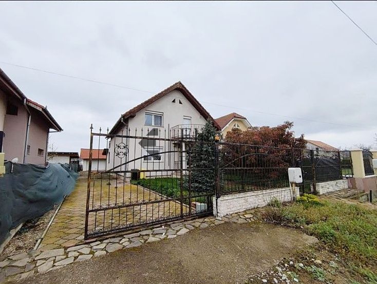 Casa cu 4 camere garaj si curte de 500 mp in Nojorid - Poză 1