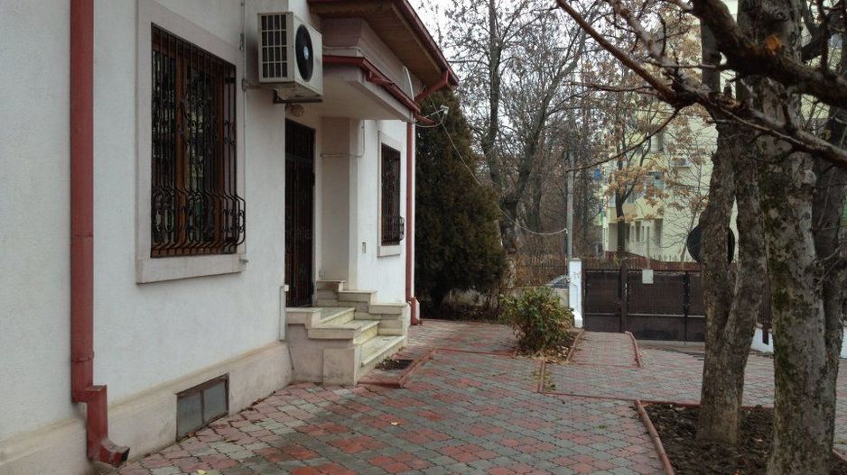 Aviatiei - inchiriere casa cu curte - Poză 1