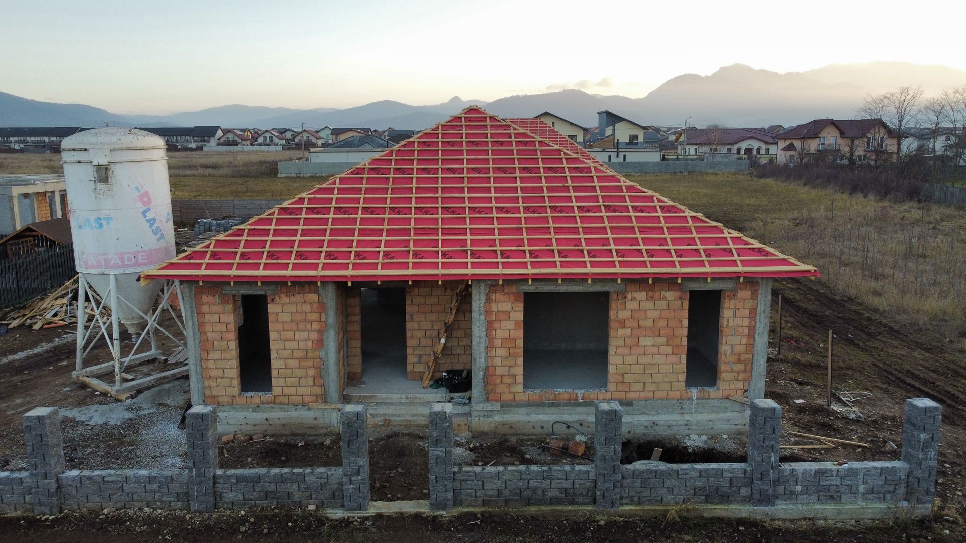 Casă pe parter de vânzare în cartierul Izvor - Poză 1