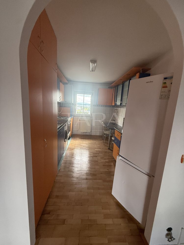 Apartament 3 camere renovat – etaj superior, lumină naturală excelentă - Poză 2