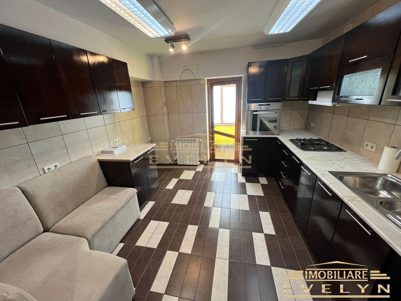 Apartament de vanzare pe doua nivele, zona Pietonalul Transilvaniei, pret 180000 euro - Poză 3