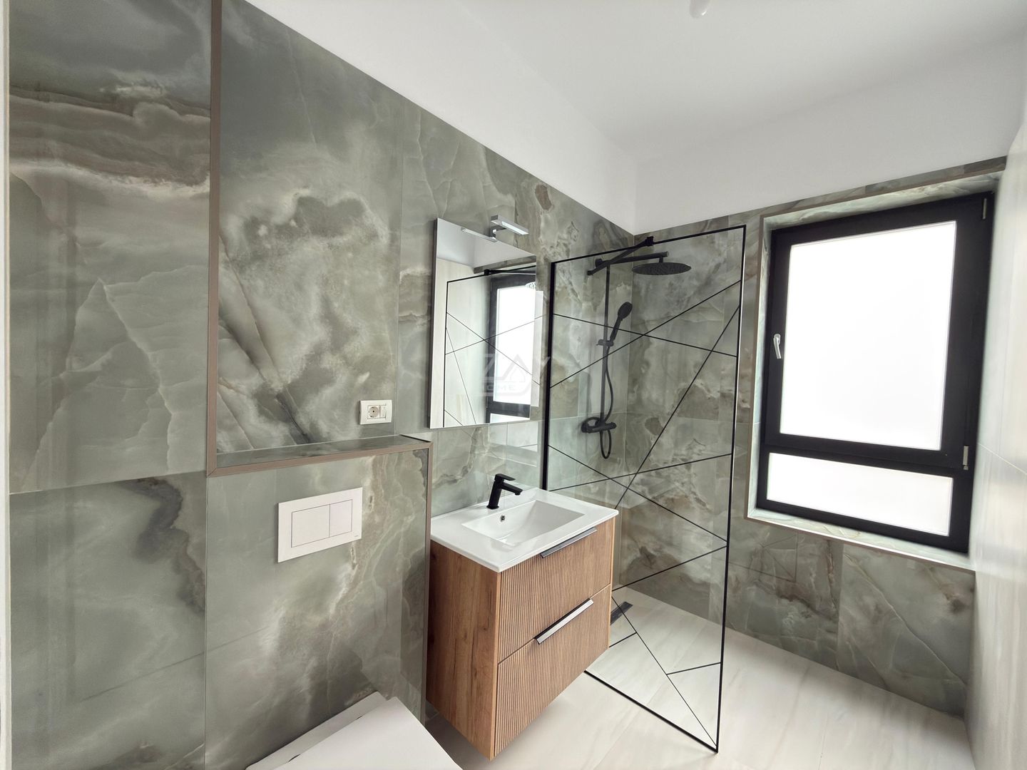 FINALIZAT. Etaj 1. Bloc la asfalt. Balcon mare. Loc de parcare. - Poză 5