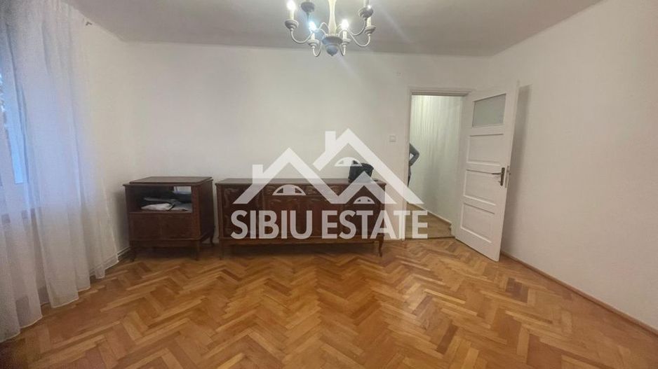 Apartament de vanzare cu 3 camere, balcon, etaj 1 -Zona Calea Dumbravii - Poză 2