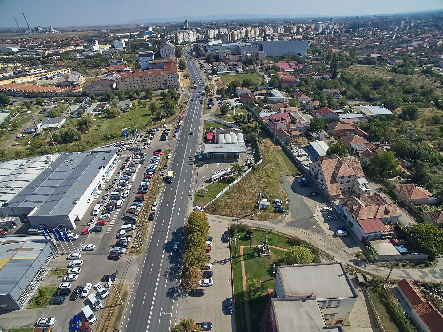 Imobil spațiu comercial și 11 apartamente - Poză 4
