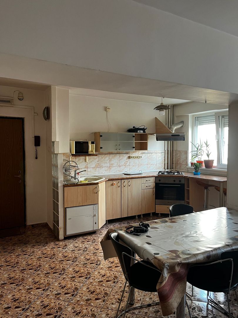 Apartament 3 camere, pet friendly, etaj 1/10, balcon, metrou la scară - Poză 7