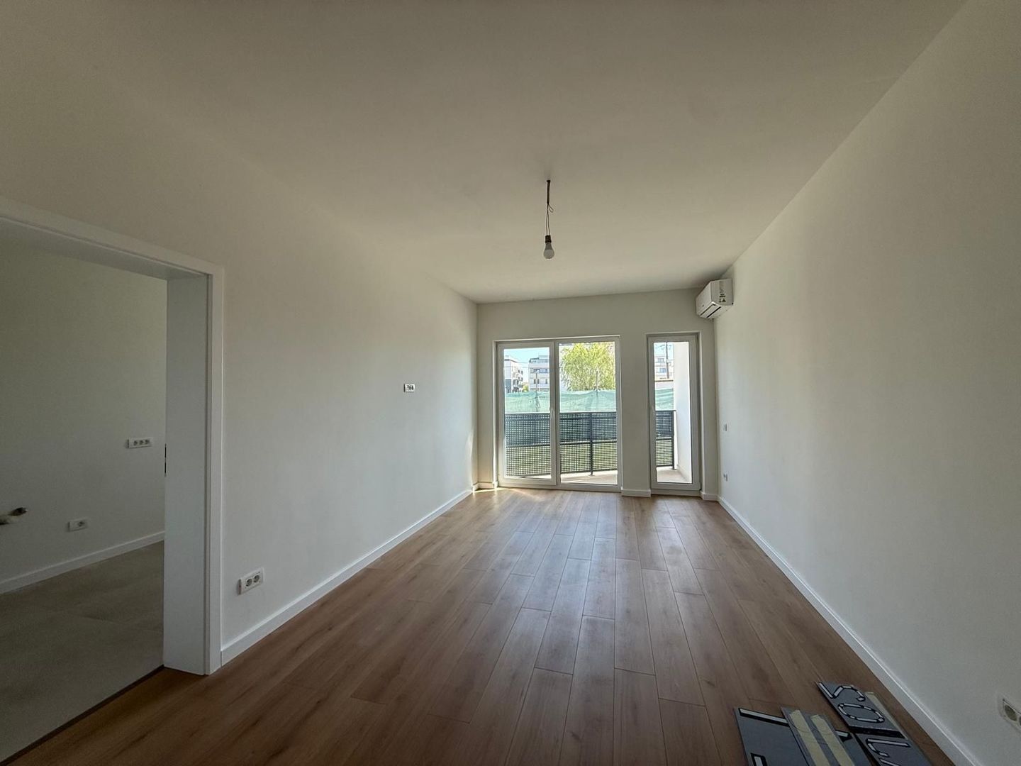 Spațiu de închiriat – 63 mp + balcon 3 mp – Vitrine luminoase - Poză 2