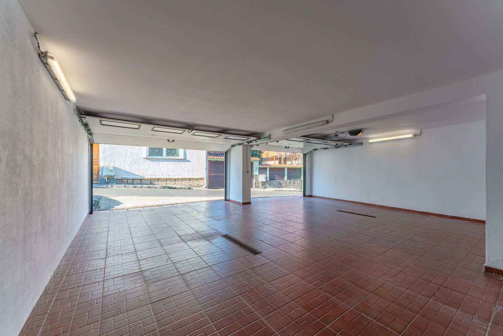 Casă modernă cu garaj și 4 dormitoare, aproape de Piața Sfatului - Poză 14