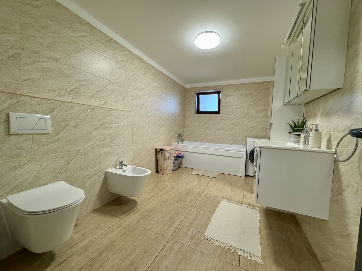 Casă Spațioasă de Vânzare în Ghimbav | Două Apartamente | Teren 579 mp - Poză 12