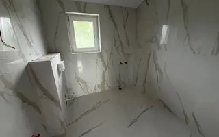 Carport. Toate utilitatile. In vatra veche la asfalt. - Poză 17