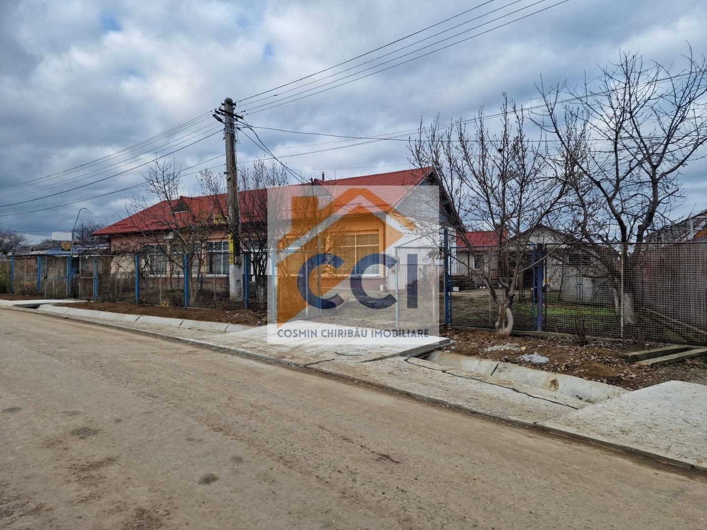 Se oferă spre vânzare / închiriere clădire cu spațiu comercial - Poză 25