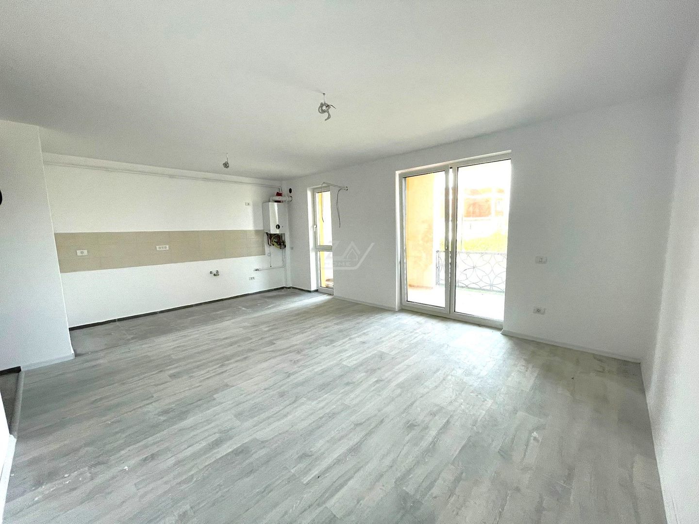 Bloc la asfalt. Etaj 1. Loc de parcare. - Poză 1