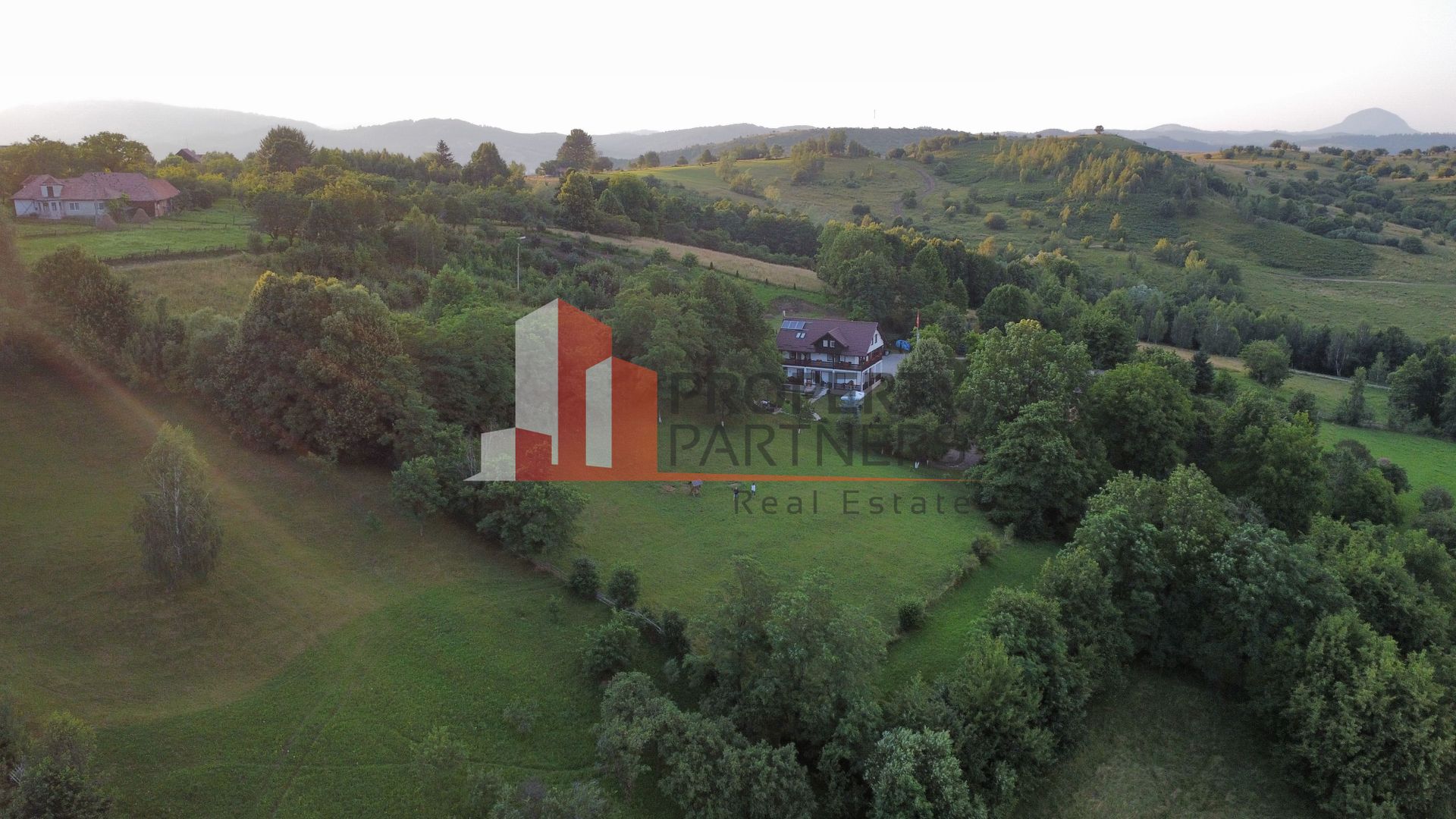 Vilă in Bran cu teren de 28.000 mp și priveliște spectaculoasa - Poză 2