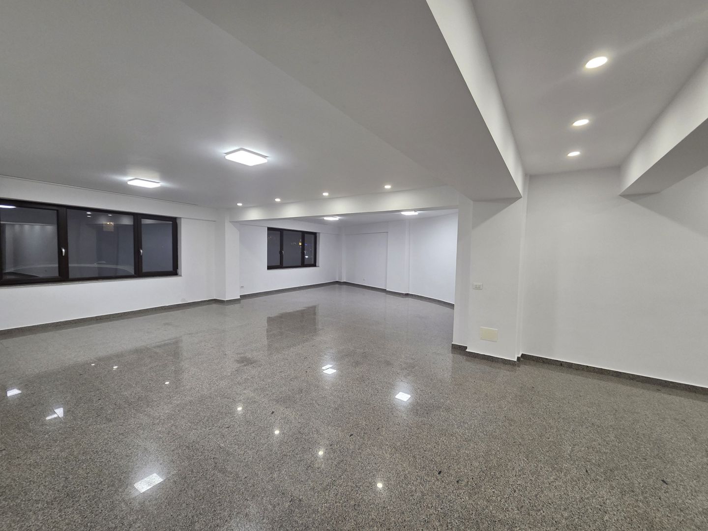 Spatiu comercial, Damaroaia/ Petrom City, terasa 37mp+boxa+2locuri par - Poză 7