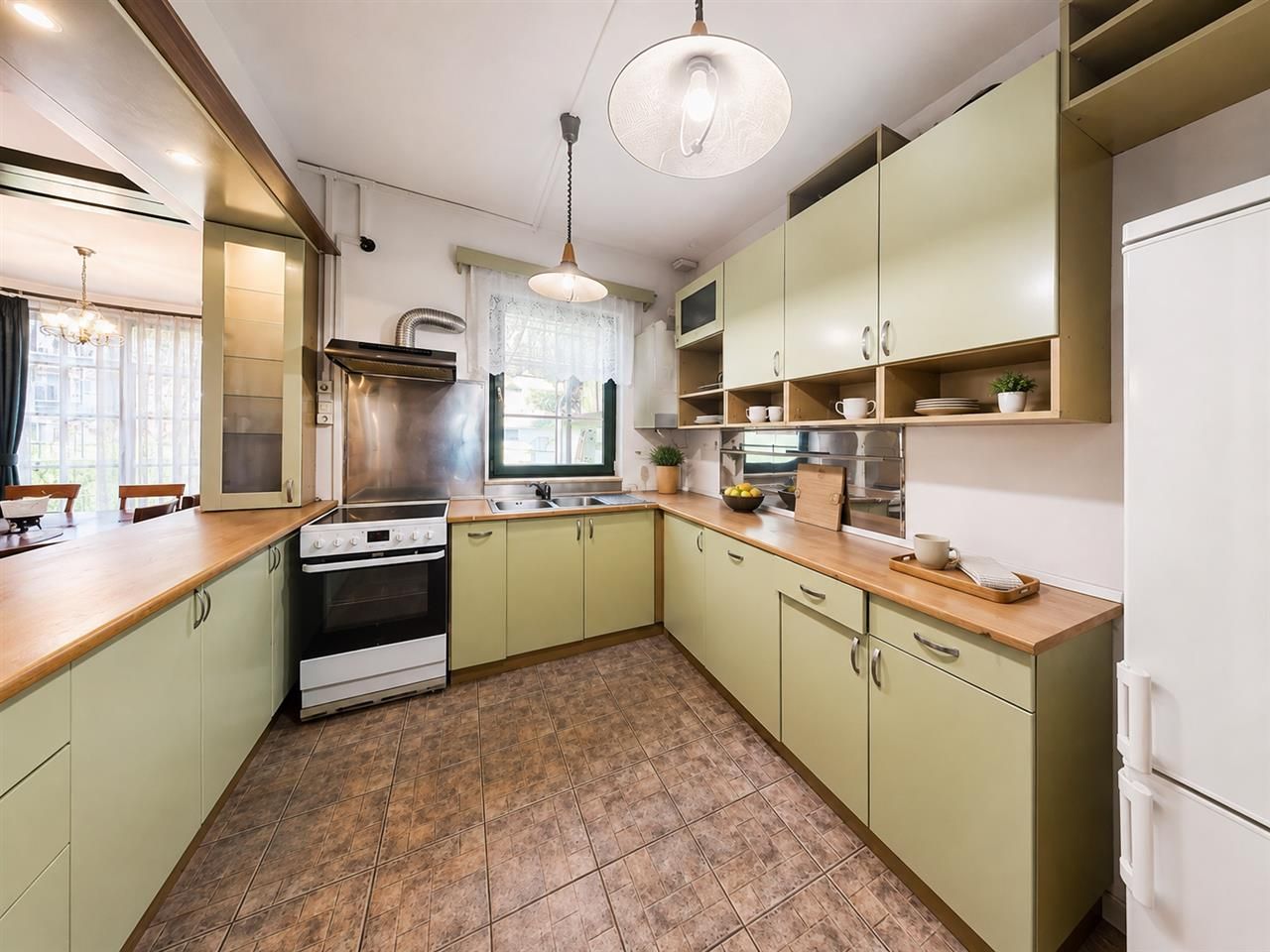 Vila individuala, arhitectura aparte, garaj, terasa, balcon, Semicentral, Targu - Poză 1