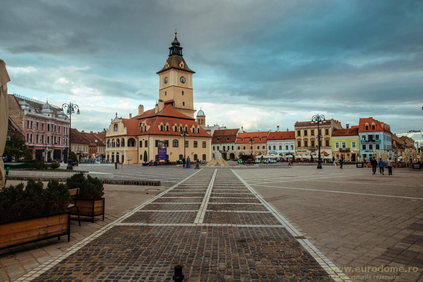 Piata Sfatului, apartament  deosebit, luminos, cu priveliște frumoasă - Poză 1