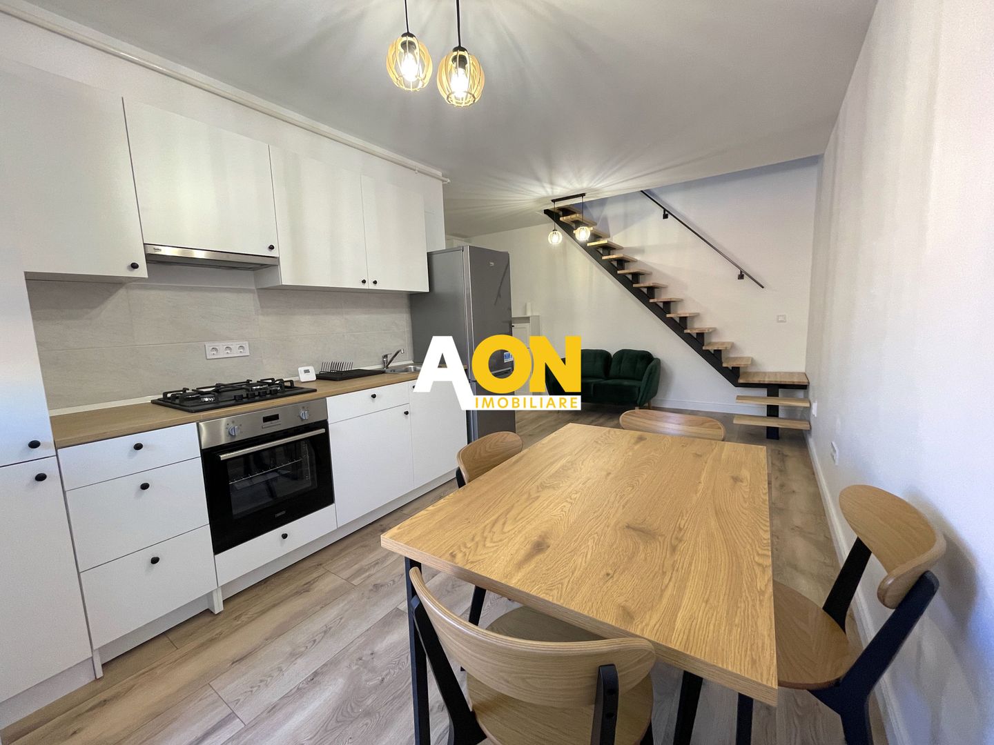 Apartament cu 3 camere, balcon si scara interioara - Poză 1