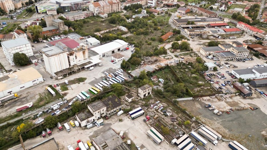 Oportunitate! Teren 6820mp cu clădiri industriale pe strada Poetului, Arad - Poză 5