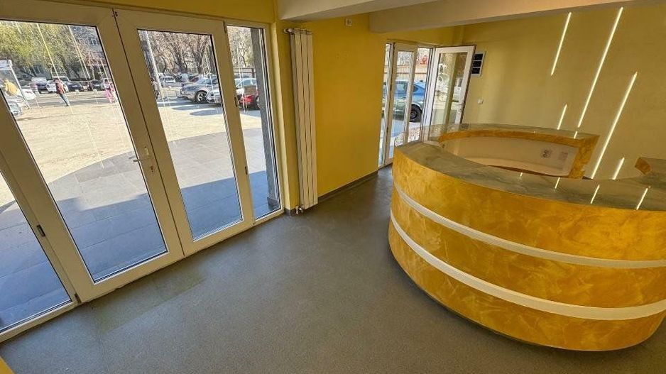 Spaţiu com. Clinica Stomatologică  în faţa staţiei STb S170 - Poză 1