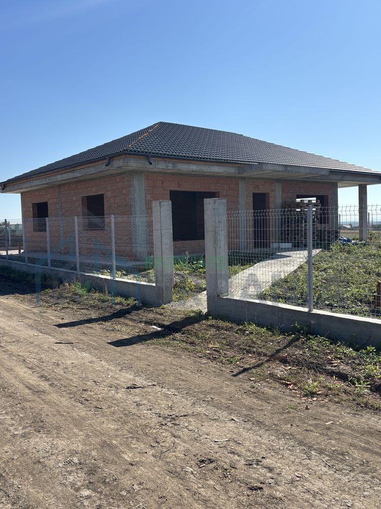 Casă la roșu cu beci de 30 mp și curte betonată, Târgu Frumos - Poză 1
