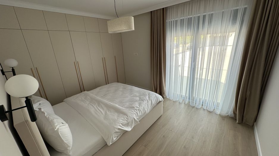 Apartment deosebit cu curte proprie se vinde complet mobilat - Poză 13