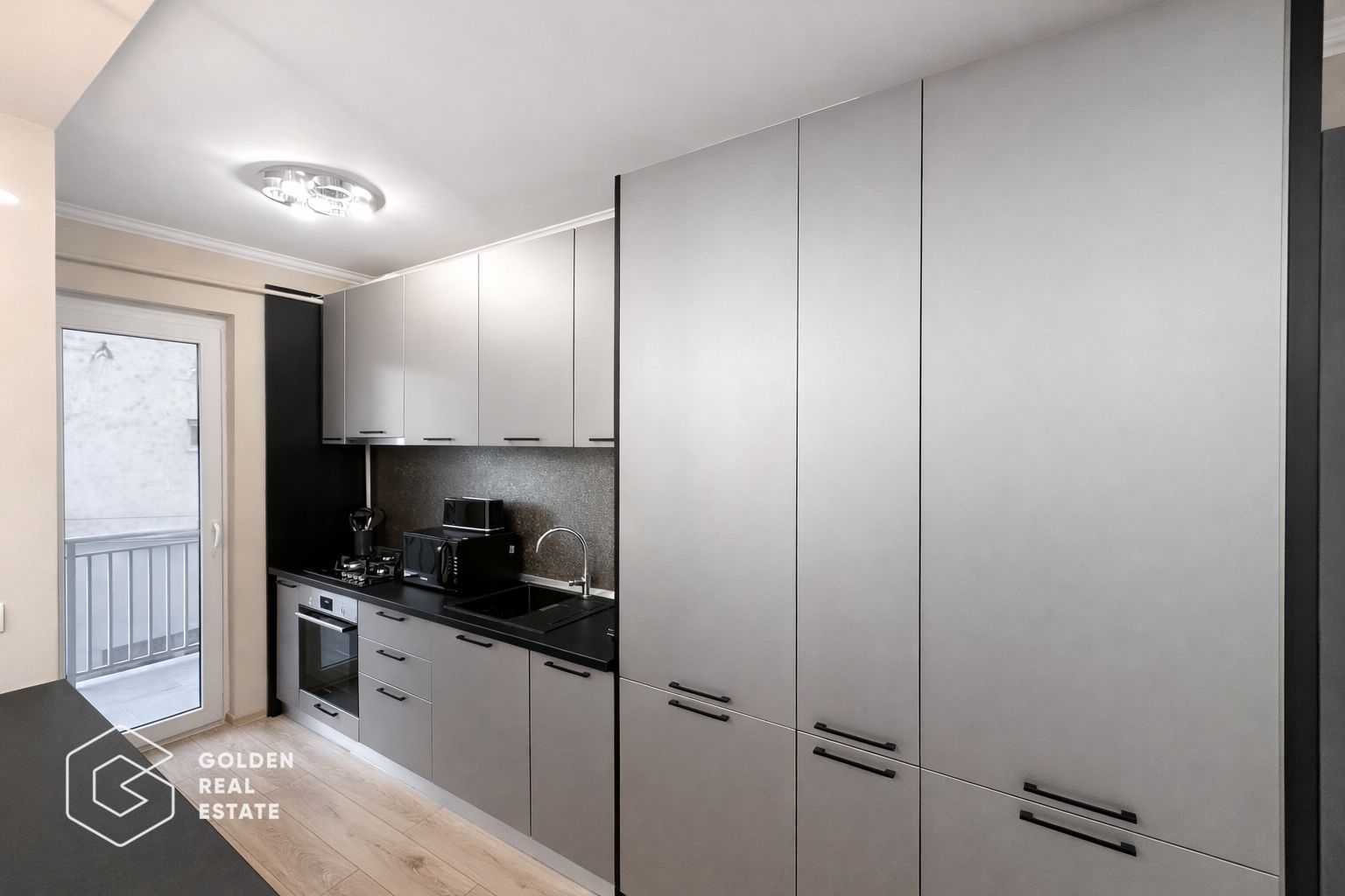 Apartament superb, BERMO, 2 camere, etaj 1, totul nou, centrala proprie, balcon - Poză 7