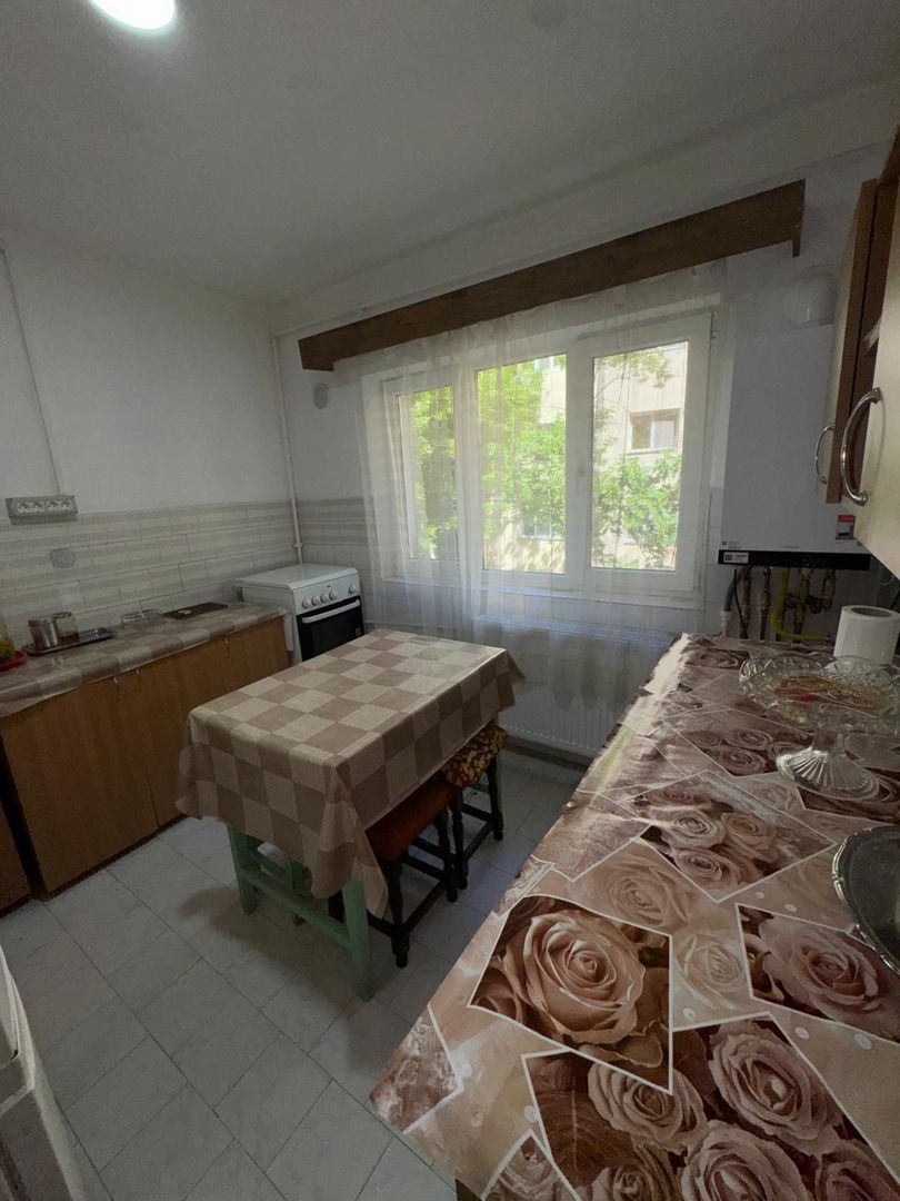 vand apartament 3 camere , zona Splai Mihai Viteazul ,et 1, incalzire - Poză 3