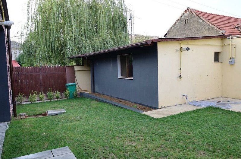 De vânzare Casă 3 camere, 2 baii, curte propie, cartier parneava Arad - Poză 2